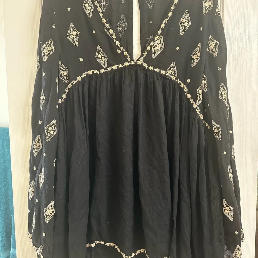 Free People Black and White Embroidered Tunic size Large - Picture 2 of 4